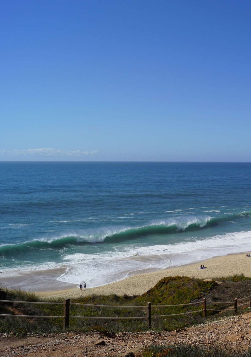 Capa provisória da revista PRAIA com uma praia da Nazaré